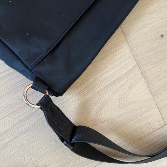 lululemon athletica all night festival 5L larger size - Picture 4 of 5